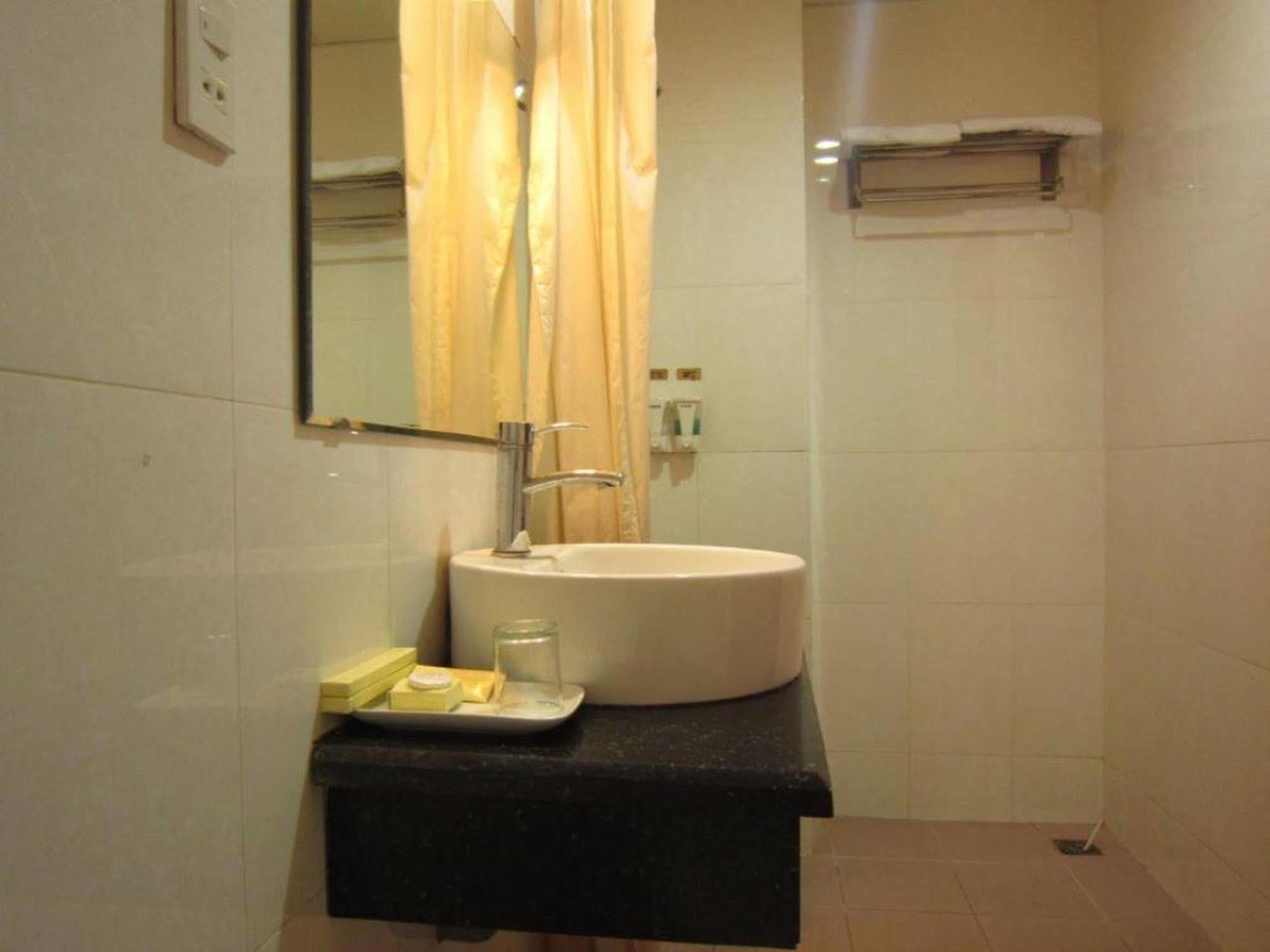 Reddoorz Ruby Star Hotel Truong Dinh ホーチミン市 エクステリア 写真